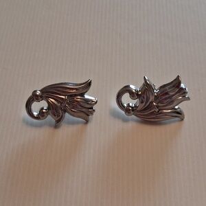 Beautiful Vintage Avon Silver-Tone Tulip Post Back Earrings Floral Feminine